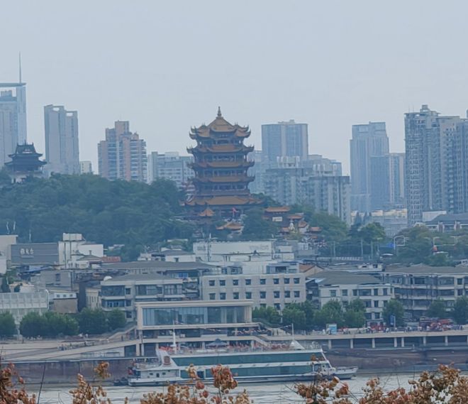 把街道变“移动营地”老博主实测攻略开元棋牌国庆龟山露营实录：年轻人(图1)